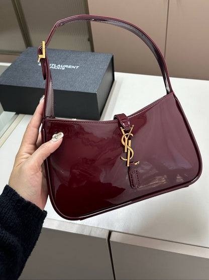 YSL ELEGANTE BOLSO CON DETALLES DORADOS